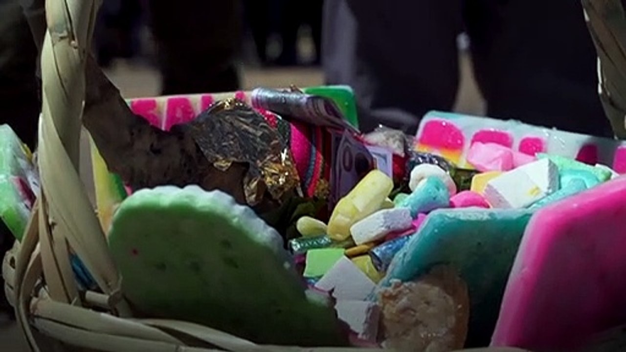 Cholitas conquistan montañas en Bolivia contra el machismo