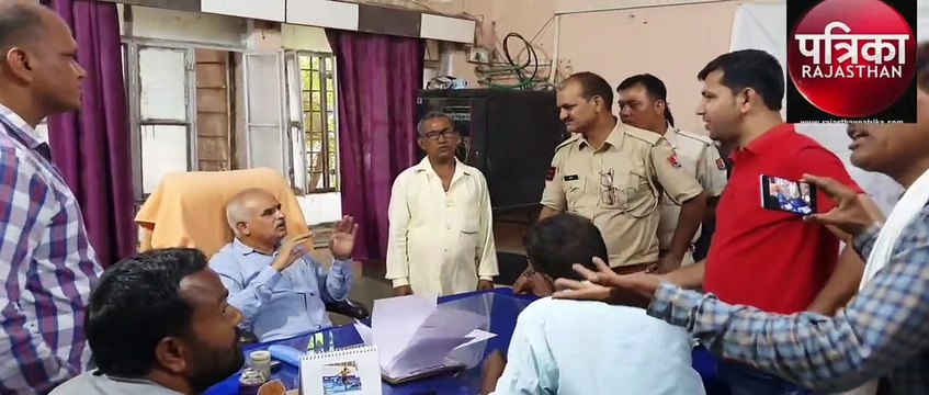 जलदाय कार्यालय पहुंची जनता तो विफरे अधिशासी अभियंता, पुलिस के सामने फाड़े कागजात