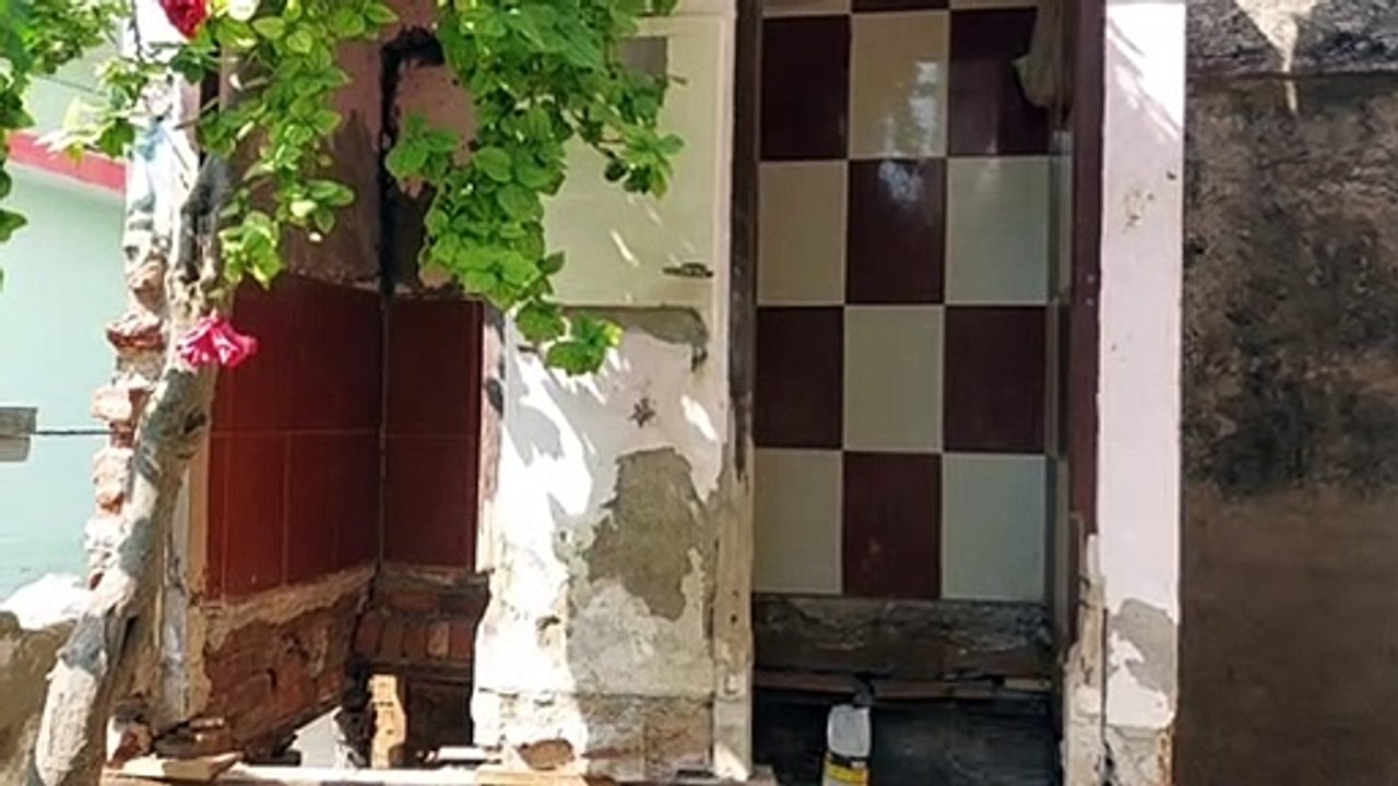 दौसा में हाउस लिफ्टंग...मकान को जेक से 2 फीट कि...