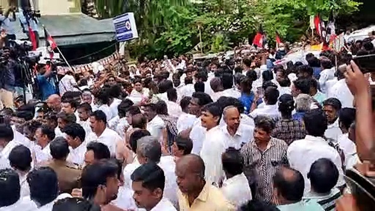 अन्नाद्रमुक के अंतरिम महासचिव एडपाडी के पलनीस्वामी पार्टी मुख्यालय पहुंचे