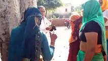 अलवर के भूगोर में महिलाओं ने जलदाय विभाग के कर्मचारियों को पेड़ से बांधकर बनाया बंधक,देखे वीडियो
