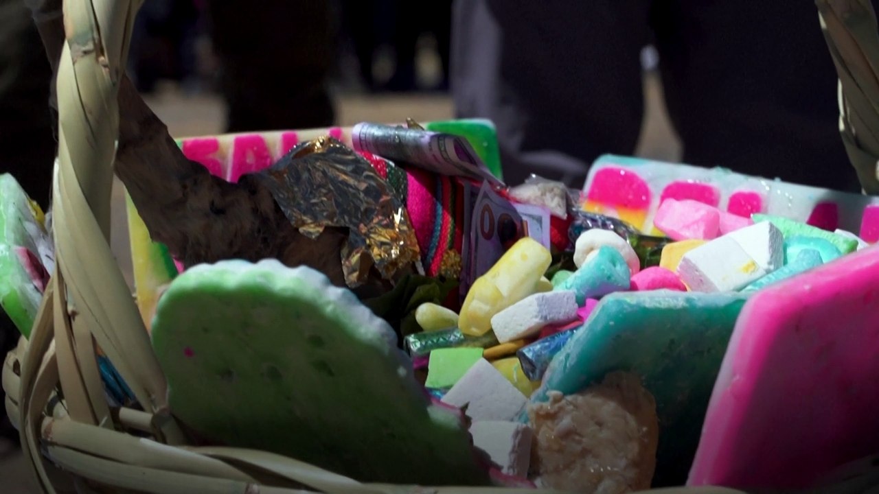 Mujeres "cholitas" conquistan montañas en Bolivia contra el machismo