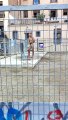 Un hombre se ducha en la fuente del parque de los Jardines de Sant Pau del Camp