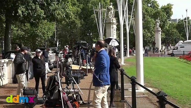 Expectativa en el Palacio de Buckingham por el estado de salud de la reina Isabel