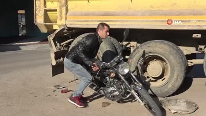 Hamile kadın ve amcasını ezilmekten çevrdeki vatandaşların dikkati kurtardı