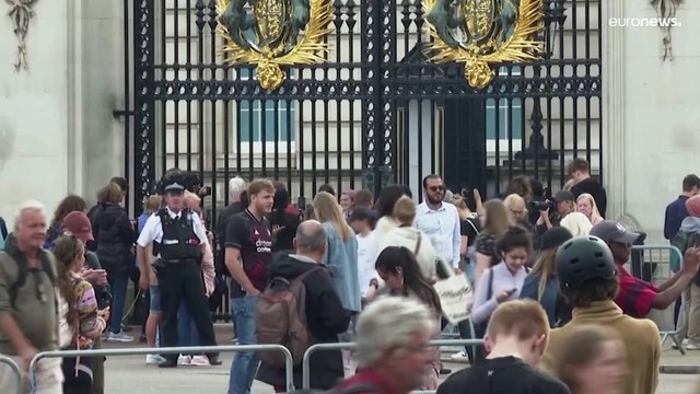 Los británicos, preocupados por la salud de Isabel II, se agolpan a las puertas de Buckingham