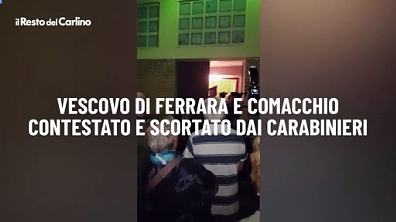 Vescovo di Ferrara e Comacchio contestato e scortato dai carabinieri