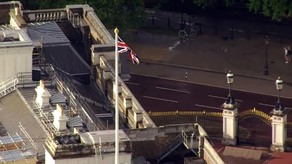 Скачать видео: Crowds gather outside gates of Buckingham Palace