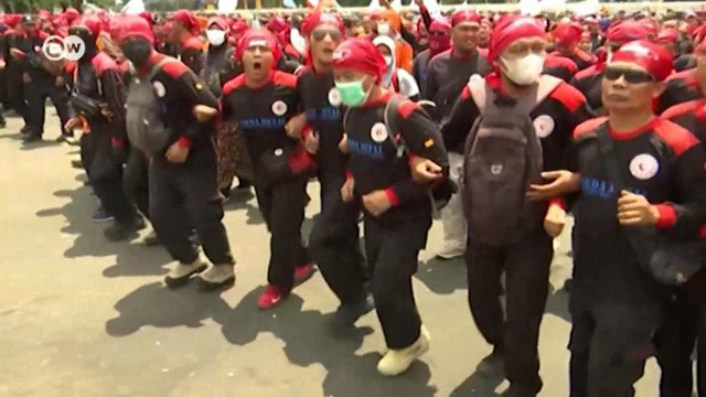 Мощные протесты в Индонезии против повышения цен на топливо