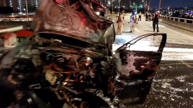 성수대교에서 승용차가 도로 시설물 들이받고 불...운전자 부상 / YTN