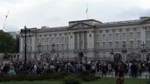 تنكيس العلم في قصر باكنغهام بعد وفاة الملكة