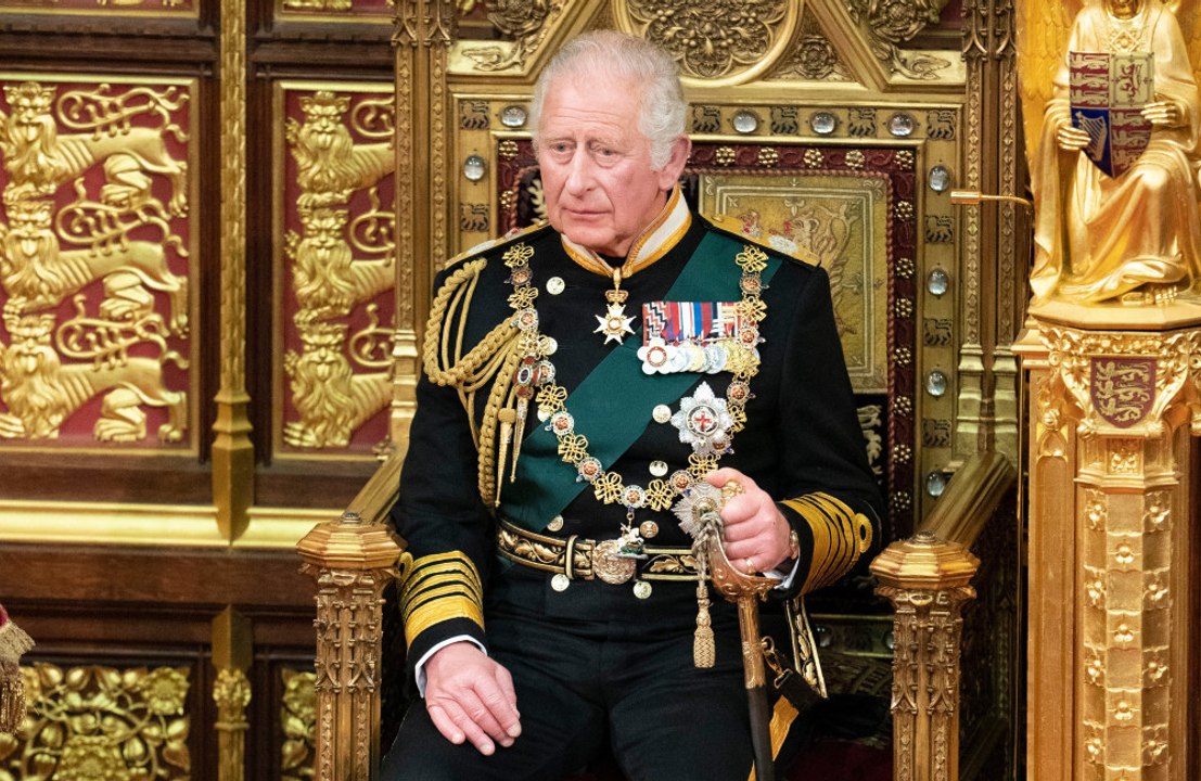What happens in the aftermath of Queen Elizabeth's death?