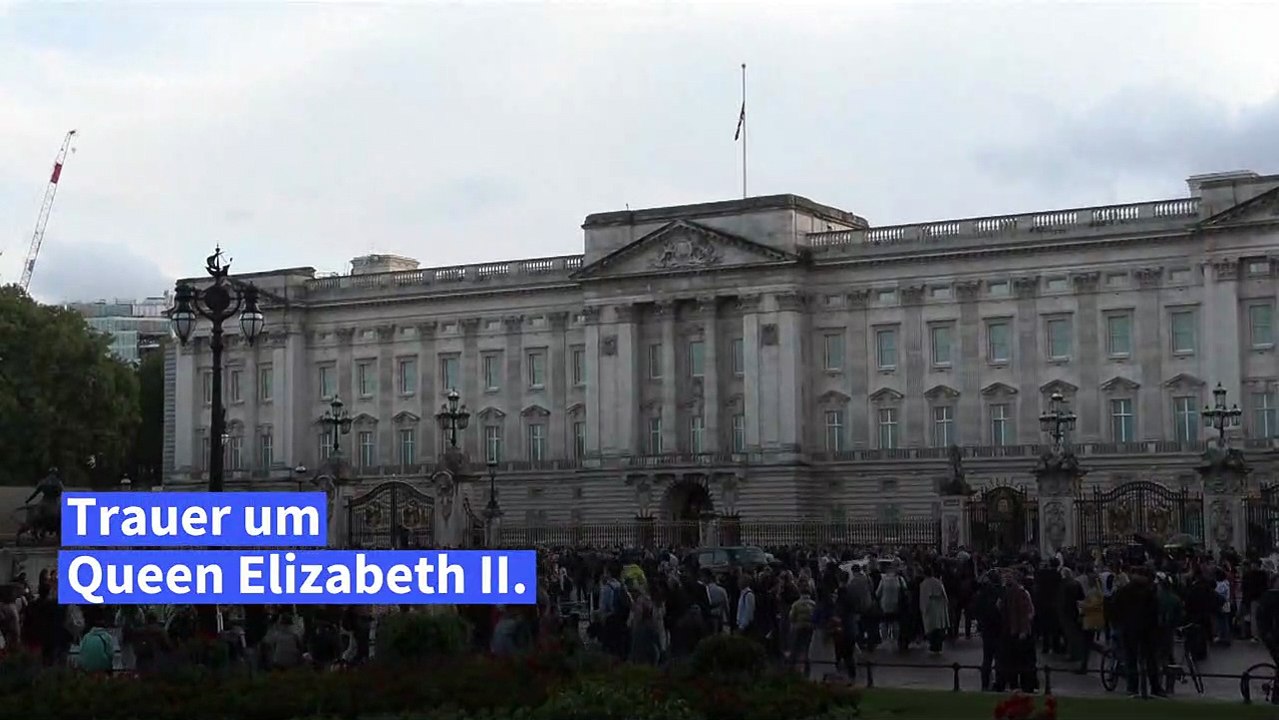 Trauer um die Queen am Buckingham-Palast: Flaggen auf Halbmast