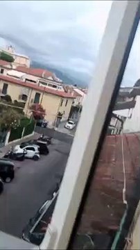 Viareggio, vento fortissimo: gli ombrelloni volano dalla spiaggia alla città