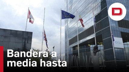 Bandera a media hasta en la embajada británica de Madrid