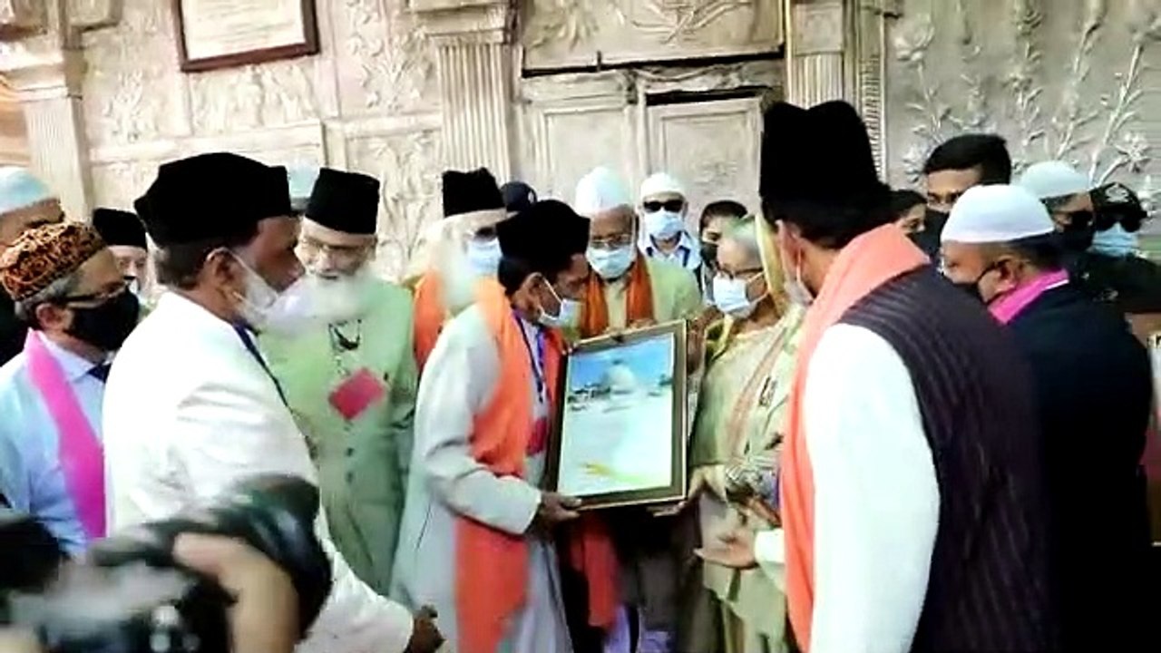 बांग्लादेश की पीएम शेख हसीना ने दी दरगाह में हा...