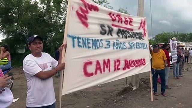 Desde la camioneta, López Obrador atiende y saluda a ciudadanos | CPS Noticias Puerto Vallarta