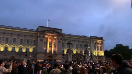 Queen Elizabeth’s death: Latest news from outside Buckingham Palace