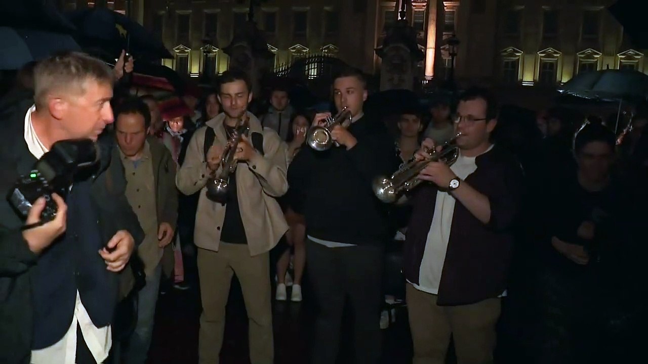 Spontaneous Trumpet Tribute to Honour The Queen at Buckingham Palace