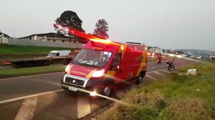 Vítima de queda na marginal da BR-277 é socorrida pelo Corpo de Bombeiros