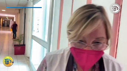 Jefa de Jurisdicción Sanitaria se atora en una puerta al querer escapar de los medios