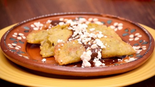 Antojito mexicano: empanada de plátano macho rellenas de frijoles refritos