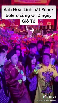 Nghệ sĩ Hoài Linh hát mừng Tết nghệ sĩ