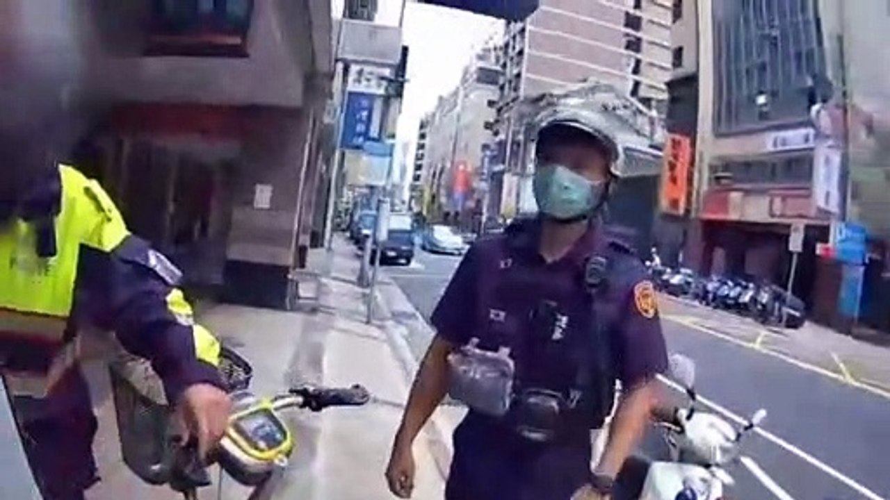 西門町騎樓騎自行車 男不服取締譙警「三小」遭壓上銬