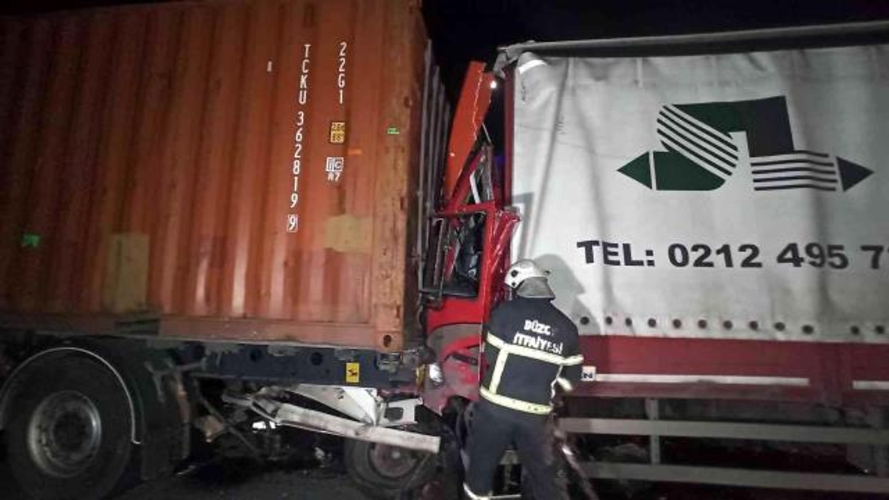 Son dakika 3. sayfa: TEM'de tıra arkadan çarpan kamyon kağıt gibi ezildi: 1 ölü