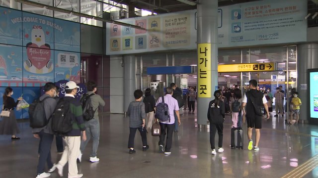 귀성객 붐비는 부산역...열차·버스 대부분 매진 / YTN