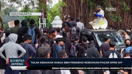 Tolak Kenaikan Harga BBM Pendemo Robohkan Pagar DPRD DIY