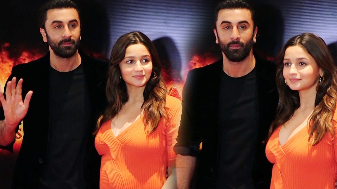 अपनी फिल्म की स्पेशल स्क्रीनिंग में आलिया भट्ट और रणबीर कपूर दिखे क्यूट अंदाज में