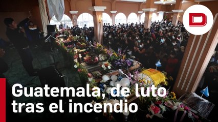 Cerca de 4.000 personas en Guatemala despiden a una familia calcinada por un incendio