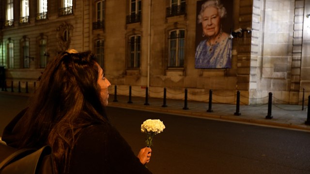 «On ne réalise pas qu’on a maintenant un roi» : des fans rendent hommage à la reine Elizabeth II à Paris