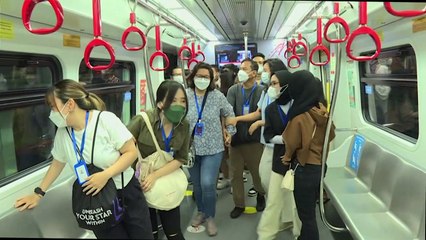 قطار "زومبي" يحض السكان على استخدام النقل العام في جاكرتا