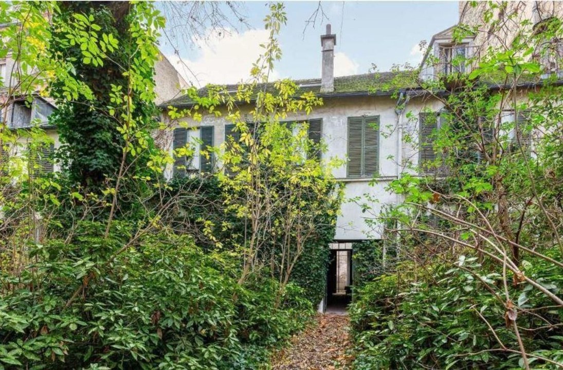 Il achète une maison délabrée et ce qu'il découvre caché dans le jardin est incroyable