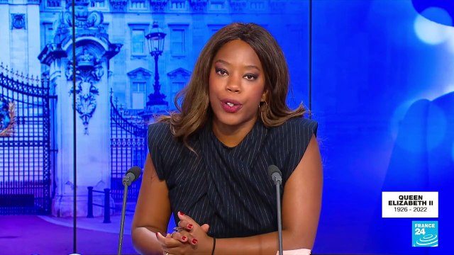 Queen Elizabeth has died: Tearful crowds pay tribute at Buckingham Palace