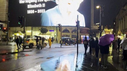 صور الملكة إليزابيث تحتل الشاشة العملاقة في ساحة بيكاديلي في لندن