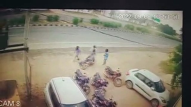 बैंक लूट की मंशा से घुसे बदमाश अलार्म बजने पर भागे, शाखा प्र्रबंधक पर किए फायर