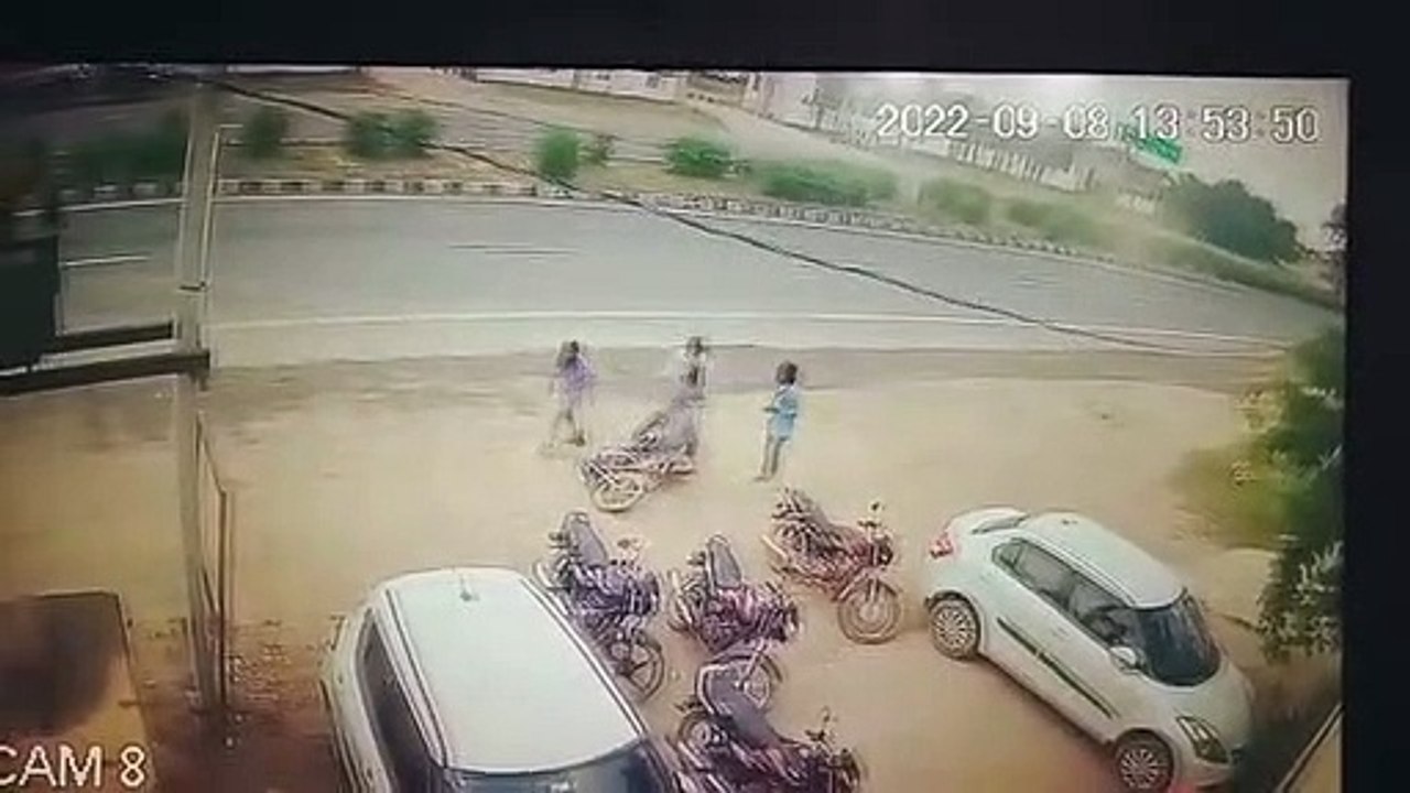 बैंक लूट की मंशा से घुसे बदमाश अलार्म बजने पर भागे, शाखा प्र्रबंधक पर किए फायर