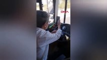 Otobüs şoförü yolculara aldırış etmeden telefonuyla görüntülü konuştu