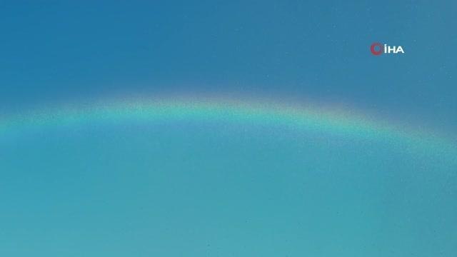 Tarım sulama borusu patladı, oluşan gökkuşağı görsel şölen oluşturdu