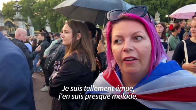 Elle nous a rendus fiers : réactions devant Buckingham Palace après le décès d'Elizabeth II
