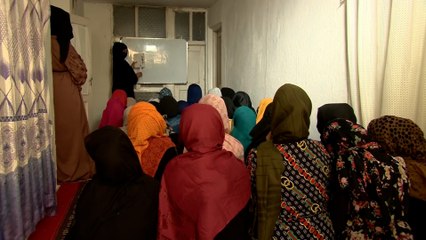 بعد إغلاق المدارس الإعدادية والثانوية.. أفغانيات يتحدين القرار بارتياد مدارس سرية