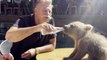 Hayvanat bahçesini ziyaret eden efsane oyuncu Nuri Alço yavru ayıya gazoz içirdi