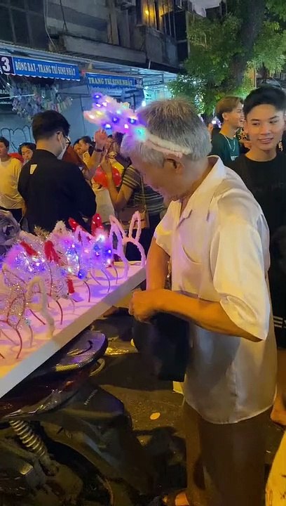 Ông đưa bà đi chơi trung thu, mua tặng 15 bờm phát sáng: 70 tuổi vẫn chiều như lúc mới yêu