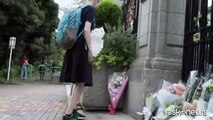 Morte regina, fiori davanti all'ambasciata britannica a Tokyo