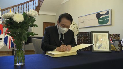 尹 "자유 수호자 英여왕과 동시대 공유해 영광"...영국대사관 조문 / YTN