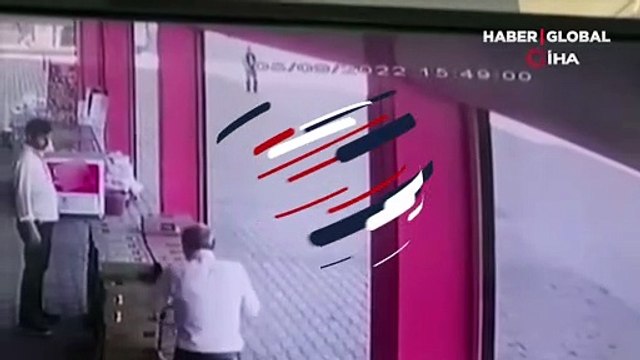 Akıllara durgunluk veren olay: Kendini aracın önüne attı! O anlar kamerada