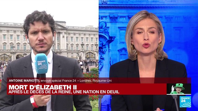 Décès d'Elizabeth II : les britanniques et les touristes affluent devant le Palais de Buckingham